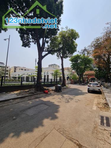 Bán nhà PL quân đội phố Trần Phú, Ba Đình, cách phố 1 nhà, 49m2, MT 5M, 4.5 tầng giá 10.2 - 5