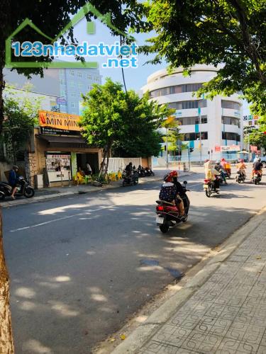 Bán nhà đường Nguyễn Thị Minh Khai - Ngang 21,8m - Giá 180tr/m2 - 1