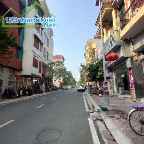 Bán nhà dân xây sát trung tâm Thanh Trì  60m 4 t  3 bước chân ra phố giá 4.39 tỷ