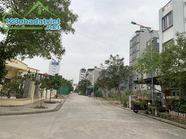 Gia đình đang cần bán căn nhà 2 tầng kiên cố mặt đường EC Hùng Thắng - Hạ Long 160m2