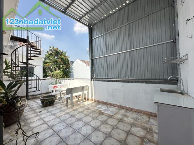 Cho thuê phòng ngủ tách bếp, có ban công sân vườn lớn tại Phường Phú Thuận, Quận 7 - 4