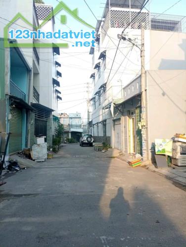 Chủ bán Nhà 68m² gần Thạnh Lộc 29 Quận 12 3 tầng Chỉ 4,65 tỷ thương lượng.