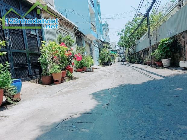 Định cư bán gấp nhà Khuông Việt, Tân Phú, hẻm xe tải, 126m2 giảm chỉ còn 10 tỉ 5