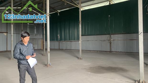 Cho thuê kho xưởng 1000m2 có thể cắt lẻ ra 630m và 370m ở Trần Phú , Hoàng Mai, xe - 2