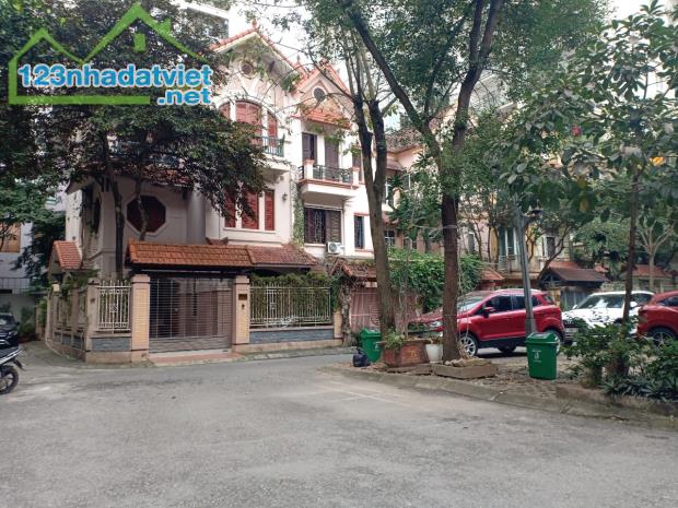 Cho thuê nhà Nguyễn Huy Tưởng Thanh Xuân 150m2x4T biệt thự sân vườn, đỗ được nhiều ô tô