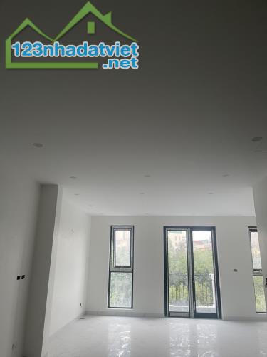 Cho thuê nhà mới tinh đẳng cấp 5* tại phố Tố Hữu-Lê Văn Lương 5,5 tầng tại khu sầm uất,...