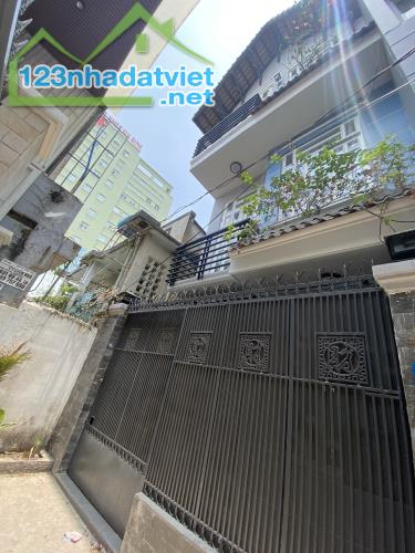 Nhà 4 tầng, mặt tiền rộng 4,8m. 4PN, ngay đường Nguyễn Xí Bình Tạnh. Giá bán nhỉnh 6 tỷ.