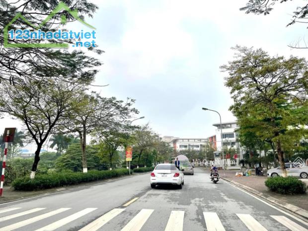 Bán đất phân lô đấu Giang Biên, Long Biên 75m2 vỉa hè ô tô tránh - văn phòng view sân