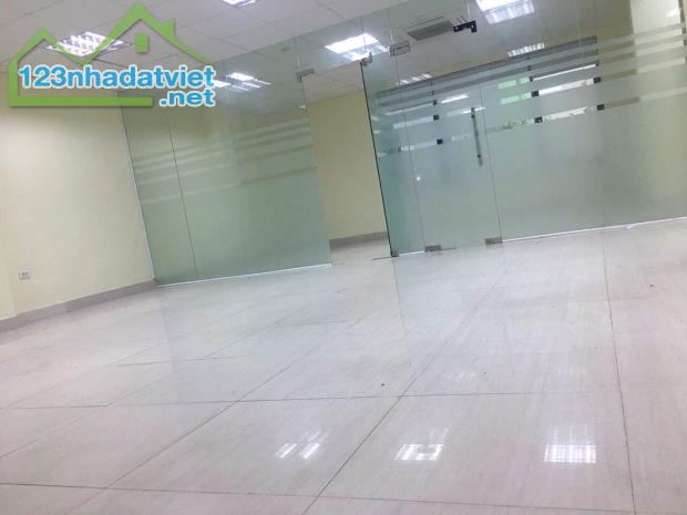 Văn phòng 50m2 mặt phố Hoàng Cầu quận Đống Đa