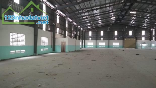 Cho thuê gấp kho xưởng mặt tiền đường Tuyến 2, Ấp 4, Hóc Môn, DT 2500m2, giá tốt Hóc Môn