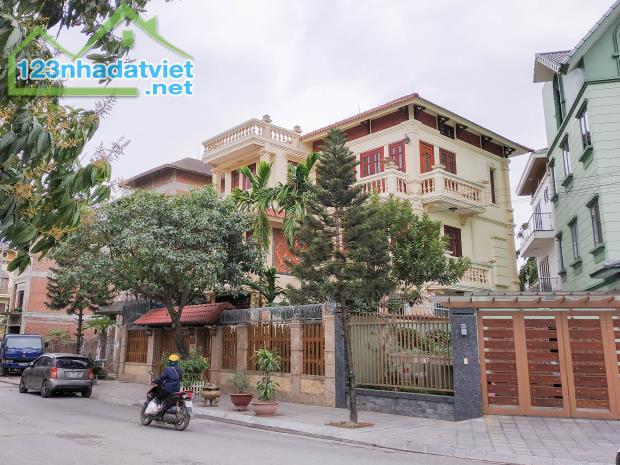 Bán Biệt thự Nhà ở Quốc Hội quận Thanh Xuân. DT 339 m2 x 3T x MT 14m. Đẳng cấp thượng lưu.