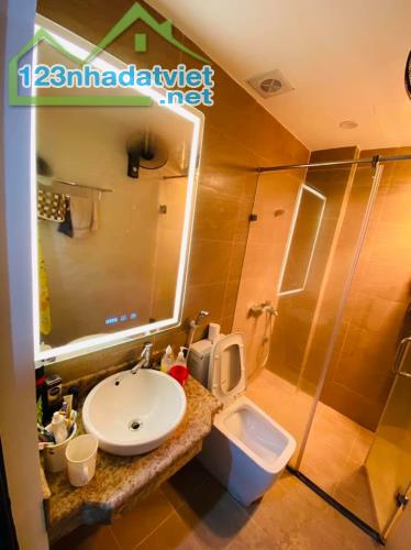 BÁN GẤP Lạc Long Quân 5 Tầng 45m2 Phân lô, Cách 15m Ôtô tránh, Nhà đẹp ở ngay 7,5 Tỷ