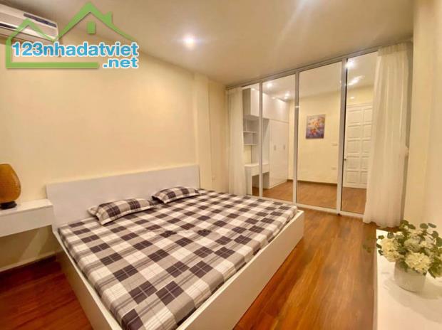 Bán nhà Phố Kim Mã 220 m2, ô tô vào nhà, mặt tiền 4,5 m, phố kinh doanh.