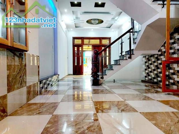 Bán nhà hẻm xe hơi Huỳnh Tấn Phát 80 m2 Quận 7 giá chỉ 6 tỷ thương lượng