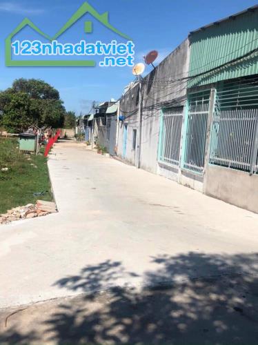 Chủ cần ra đi gấp lô đất rẻ nhất tại Thị Trấn Long Hải Khu dân cư , đất ổn định. Đg xe - 2