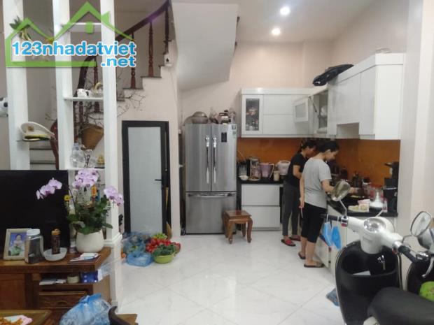 Quan Hoa - Cầu Giấy 5 Tầng 35m2 Nhà mới đẹp ở ngay, 15m ra phố, Giá 5,1 tỷ