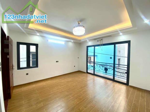 Cần bán nhà phố Bồ Đề- Long Biên  40m2  xây 5 Tầng.ô tô đỗ cửa,