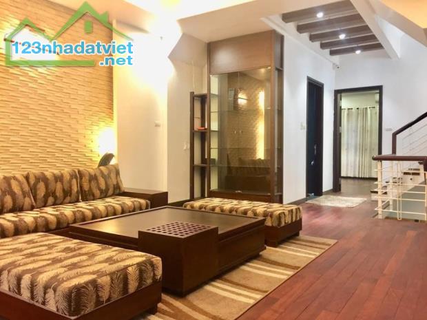 Bán nhà phố Ngọc Khánh, 75 m2, ô tô đỗ cửa, phố kinh doanh các mặt hàng.