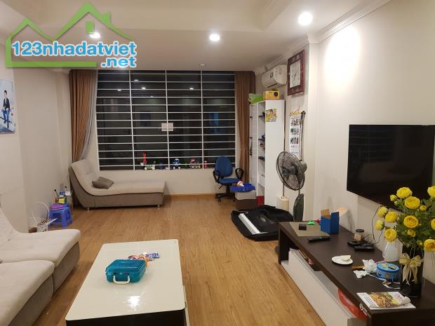 Bán nhà phố Tông Đản 3551 m2, ô tô vào nhà, phố cổ kinh doanh các mặt hàng cao cấp.