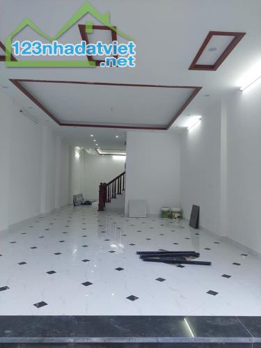 Nhà bán Phố Cầu Gỗ 285 m2, ô tô vào nhà, kinh doanh được các mặt hàng cao cấp.