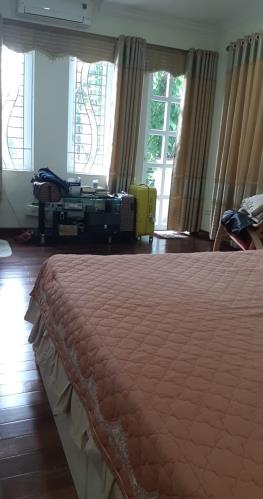 Bán nhà phố Yên Bái 2, 42 m2, ô tô đỗ cửa, mặt tiền 4.3 m, phố kinh doanh, giá 15 tỷ.