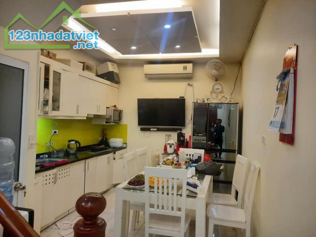Nhà bán Phố Đội Cấn 142 m2, ô tô vào nhà, kinh doanh được các mặt hàng cao cấp.