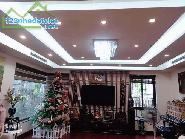 Biệt Thự 500m2 phố Sài Đồng, Vị trí Đắc Địa, Nhỉnh 100tr/m2, Sống Đẳng Cấp.