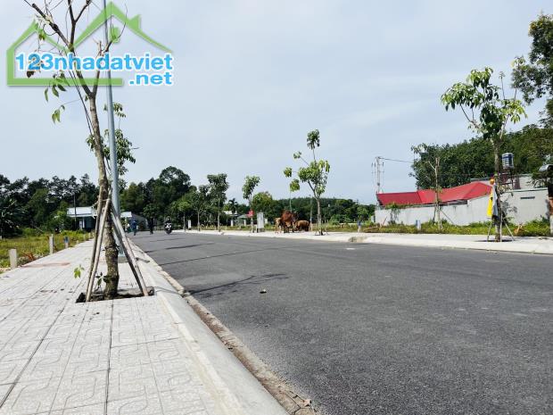 Đất thổ cư 90m2 giá 1 tỷ 3, SHR, mặt tiền Nguyễn Văn Khạ, cách Cầu Vượt 4km