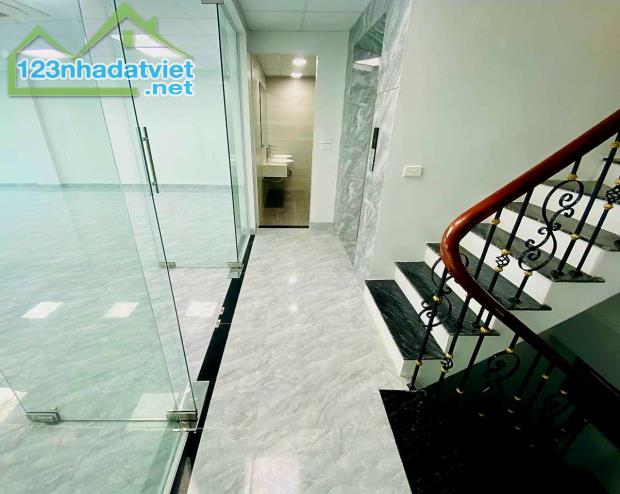 Chỉ 37 tỷ thôi có ngay nhà nhà 100m2 mt5,6m 6 tầng Trung Kính lô góc-hai vỉa hè – oto đỗ . - 2