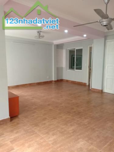 Cho thuê nhà phố Lạc long quân 100m2x5T, ô tô đỗ cửa - 1