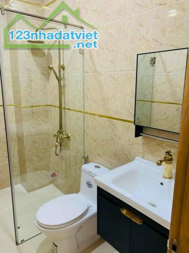 Bán nhà quận 4,Phường 3, 45,4m2, cho thuê 11tr/tháng, chỉ 80tr/m2,lh 0989149953