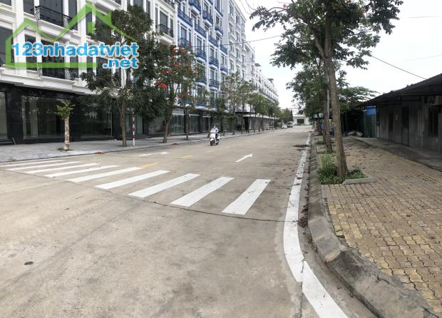 Bán lô đất 3300m2, 3 mặt tiền đường, xung quanh khách sạn, nhà hàng view biển lh 077973777