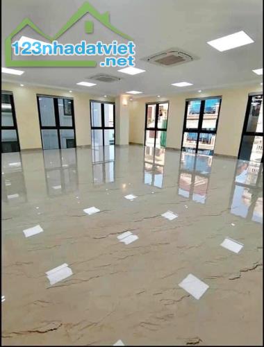 Tuyệt phẩm Cầu Giấy Hoàng Quốc Việt 3mặt tiền vỉa hè8m90m2 mt22m 5T 32 tỷ kinh doanh tốt.