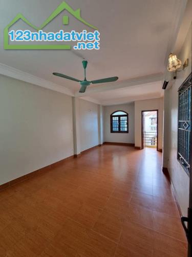 Nhà phân lô-ngõ thông -oto đỗ cửa Lê Quang Đạo Nam Từ Liêm 65m2 mt5m 5T 7tỷ LT.