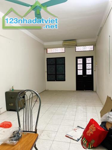 Nhà PL phố Hoàng Cầu, ô tô đỗ cửa, 71m2 3T 7.99 tỷ