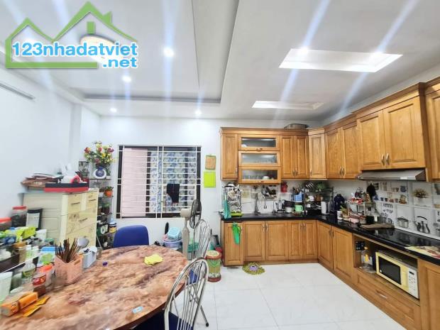 Bán nhà Cầu Giấy, dt 60m x5t, mt5m. giá 6,2 tỷ.