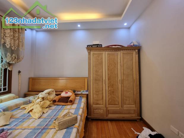 Bán gấp nhà Nguyễn Đình Hoàn dt 45m x5t, mt 4m, giá 5,2 tỷ.