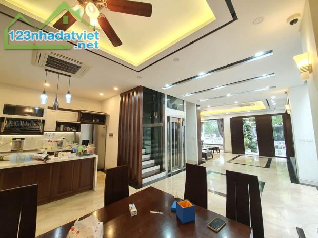 Bán gấp biệt thự Vinhomes Riverside nội thất luxury 210m2 giá 39 tỷ. LH 0845 531 985