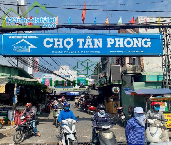 BÁN LỖ NHÀ TÂN PHONG SỔ HỒNG RIÊNG THỔ CƯ ĐƯỜNG RỘNG SÂN ĐẬU 2 OTO - 4