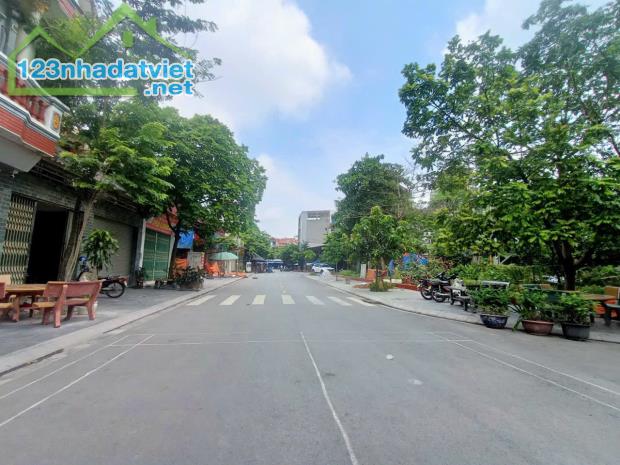 Diện tích 120 m mặt tiền 5 m 

Vị trí víp nhất khu vực trục chính đường Nguyễn Văn Cừ