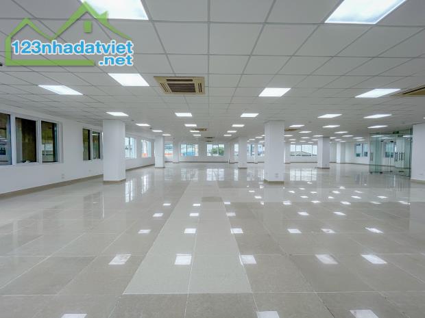 Cho thuê mặt bằng văn phòng làm việc, showroom ở đường Láng, giá tốt - 1