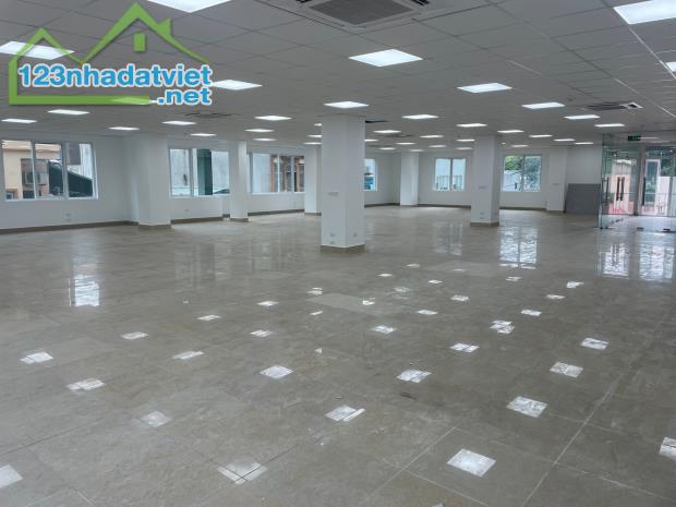 Cho thuê mặt bằng văn phòng làm việc, showroom ở đường Láng, giá tốt