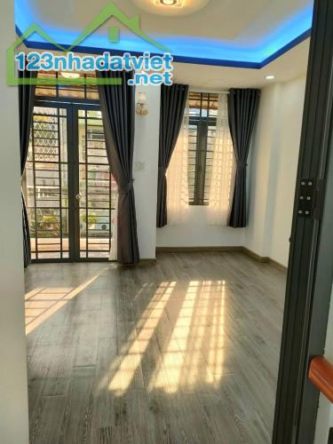 Chuyển công tác tỉnh, bán nhanh nhà Quận 10, 42m2, nhà đẹp, chỉ 4 tỷ 200