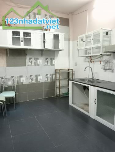 Kẹt tiền chị Hoa gởi bán gấp nhà đẹp lạ có 1 không 2, gần CV Lê Thị Riêng, 43m2, chỉ 4 tỷ