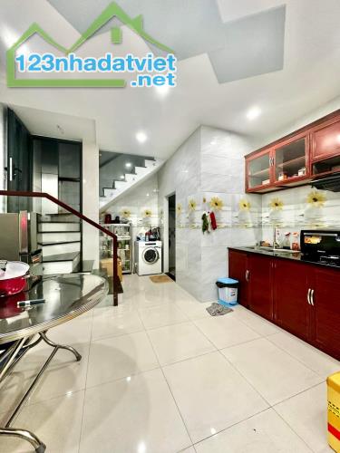 NHÀ QUẬN 3 HẺM XE HƠI CMT8, DT 65M2 NGANG 4.3M, 4PN CHỈ NHỈNH 10 TỶ - 4