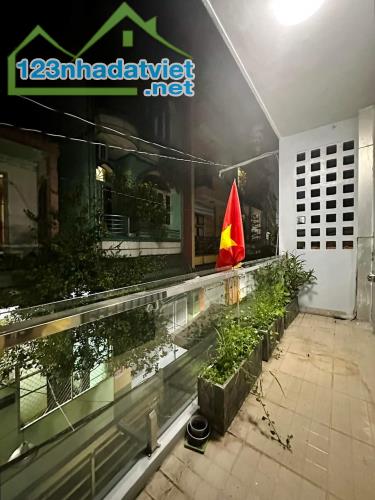NHÀ QUẬN 3 HẺM XE HƠI CMT8, DT 65M2 NGANG 4.3M, 4PN CHỈ NHỈNH 10 TỶ