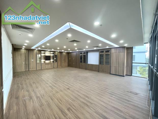 Cho thuê biệt thự KDT dịch vọng, phố thọ tháp lô góc 150m2x5T, thang máy làm vp