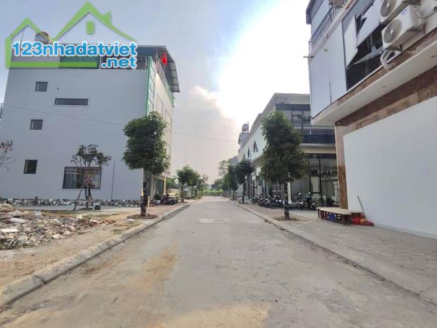 BÁN ĐẤT MẶT PHỐ 10 TỶ 135m MT 5m VỈA HÈ KINH DOANH THỊ TRẤN CHI ĐÔNG MÊ LINH HÀ NỘI - 1