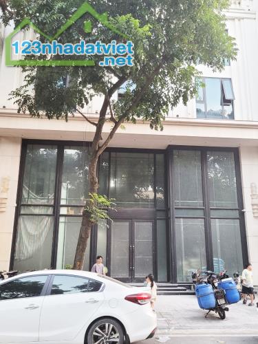 Bán Khách Sạn Mặt Phố Hàng Buồm, HK 534m2x7T MT:11m Giá 145tỷ. Lh 0961961556