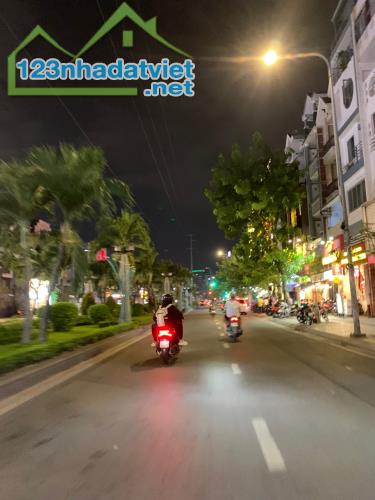 Cần Bán - Biệt Thự - Khu Phan Xích Long - Phú Nhuận - Kế Q.1 - 8.5 x 16 - 28.8 Tỷ